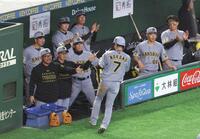 ８回、佐藤輝の右前適時打で二塁走者・中野が生還。笑顔を見せる藤川監督（左）＝撮影・佐々木彰尚