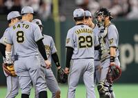 ５回、高橋がピンチを迎えマウンドに駆けよる伏見（撮影・田中太一）