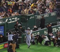 声援に応える高橋（撮影・佐々木彰尚）