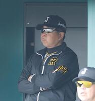 劣勢に厳しい表情の平田２軍監督（撮影・西田忠信）