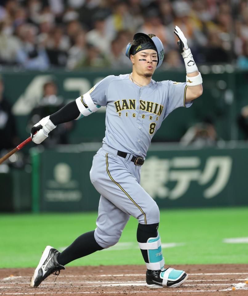 ４回、空振り三振に倒れる佐藤輝（撮影・西岡正）