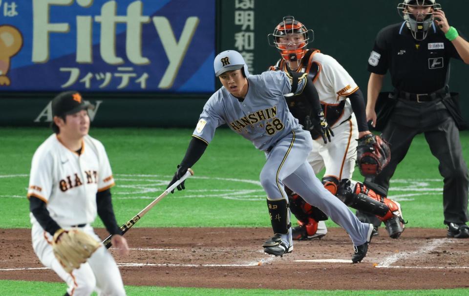 ４回、遊ゴロに倒れる中川（撮影・金田祐二）