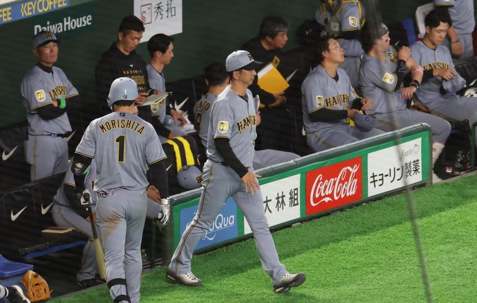 ８回終了時、選手交代を告げる藤川監督（撮影・佐々木彰尚）