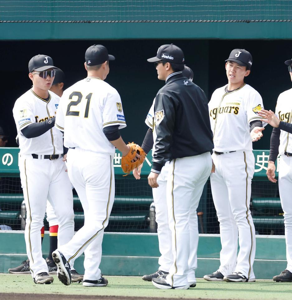 ２回を投げ終えた大竹を迎える立石（右）＝撮影・西田忠信