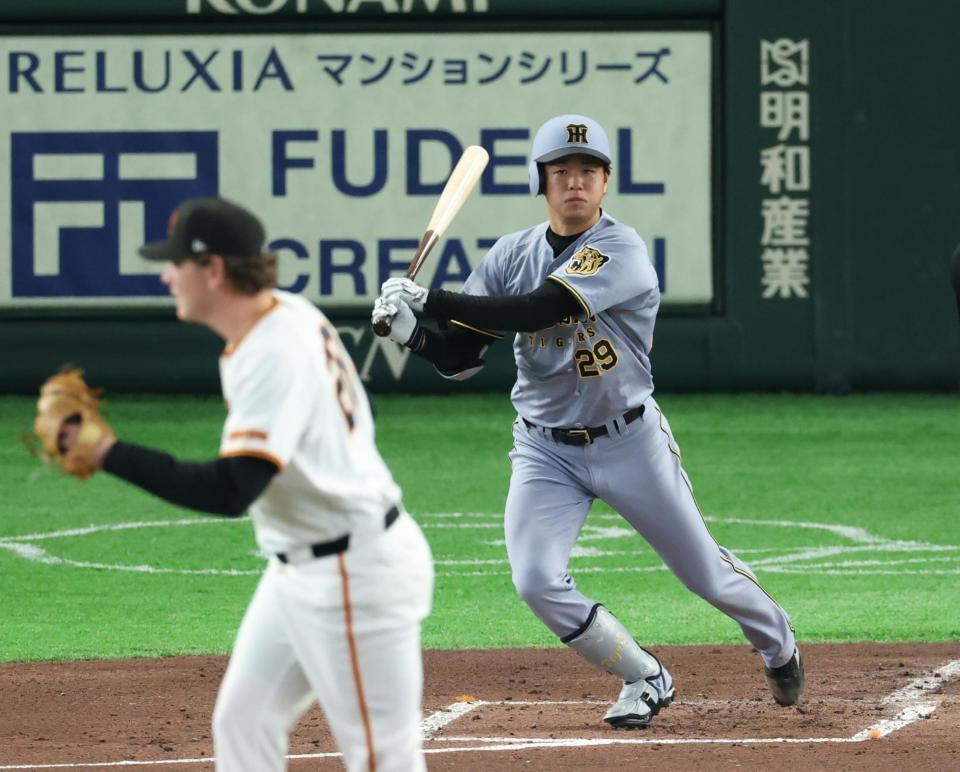 ３回、中前打を放つ高橋（撮影・金田祐二）