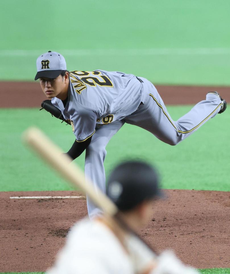 巨人打線相手に力投する高橋（撮影・佐々木彰尚）