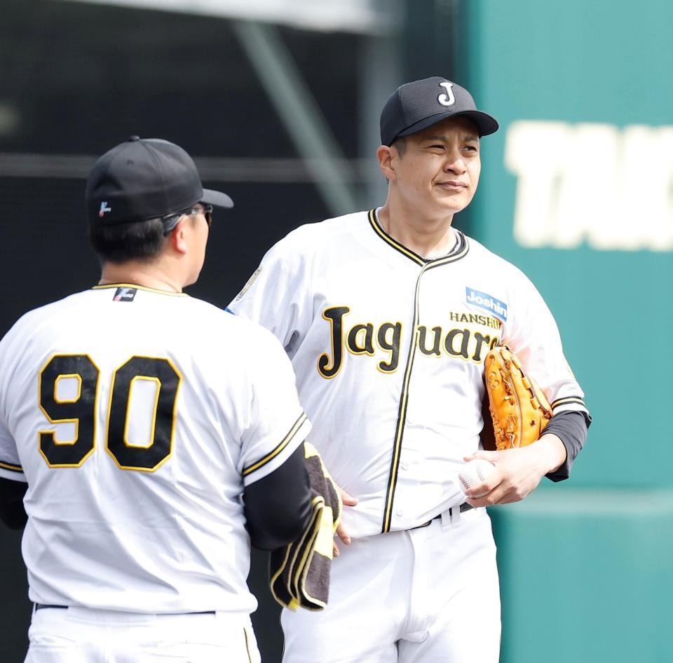 ４回、久保田コーチ（左）に声をかけられる大竹（撮影・西田忠信）