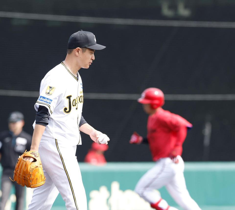 ３回、堂林（右）に先制３ランを浴びた大竹（撮影・西田忠信）