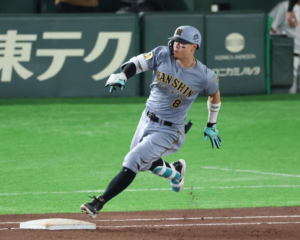 ６回、二塁打を放つ佐藤輝（撮影・金田祐二）