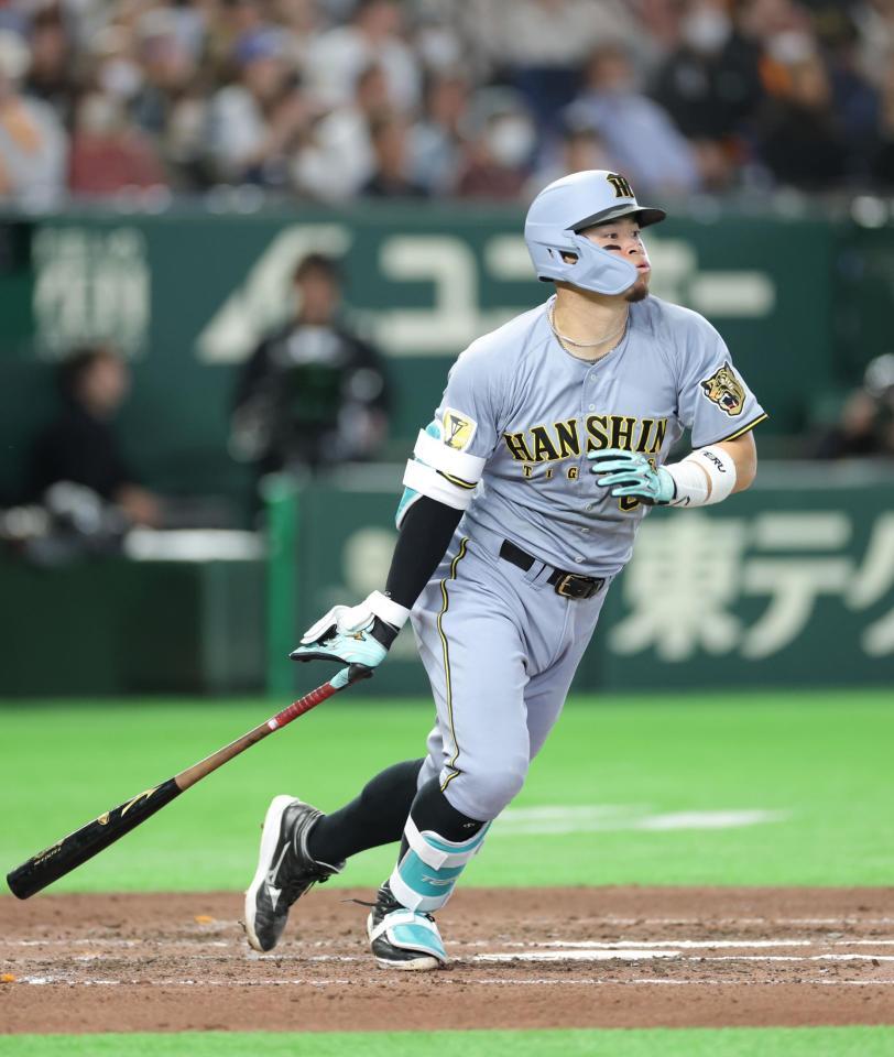 ６回、右翼線へ二塁打を放つ佐藤輝（撮影・西岡正）