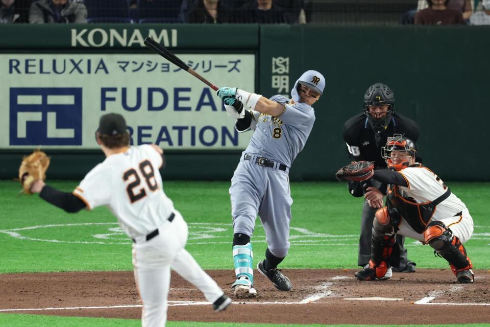 ６回、二塁打を放つ佐藤輝（撮影・金田祐二）