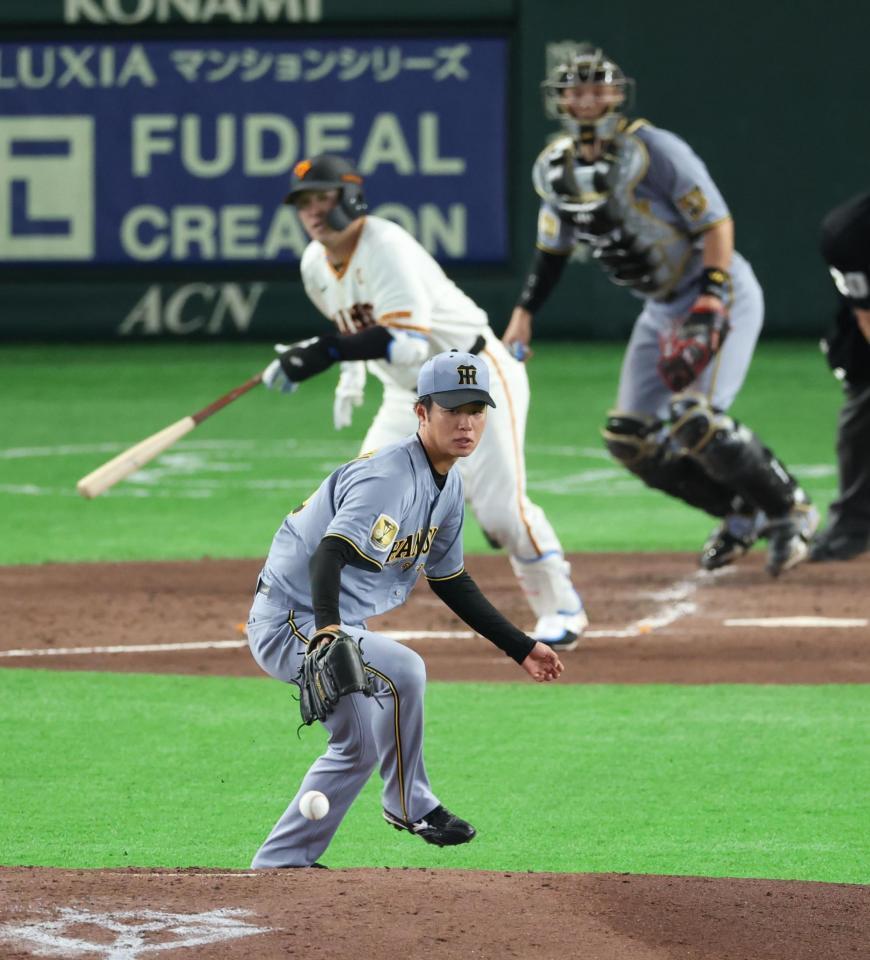 ５回、岸田の打球をはじき、安打を許す高橋（撮影・金田祐二）