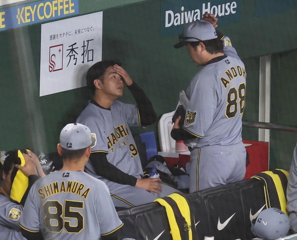 ７回終了時、安藤投手コーチと話す高橋（撮影・佐々木彰尚）