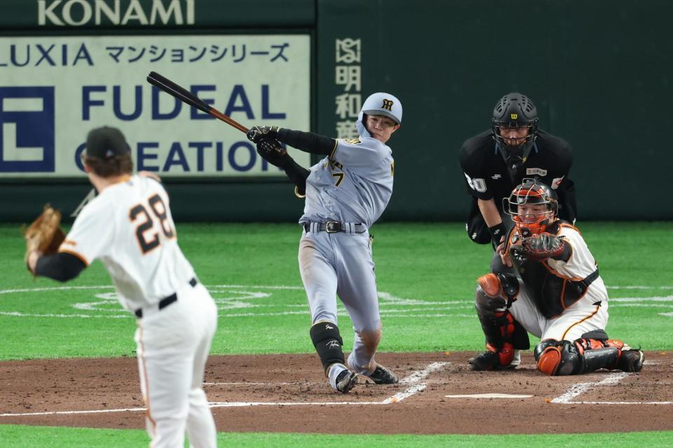 ３回、右前打を放つ中野（撮影・金田祐二）