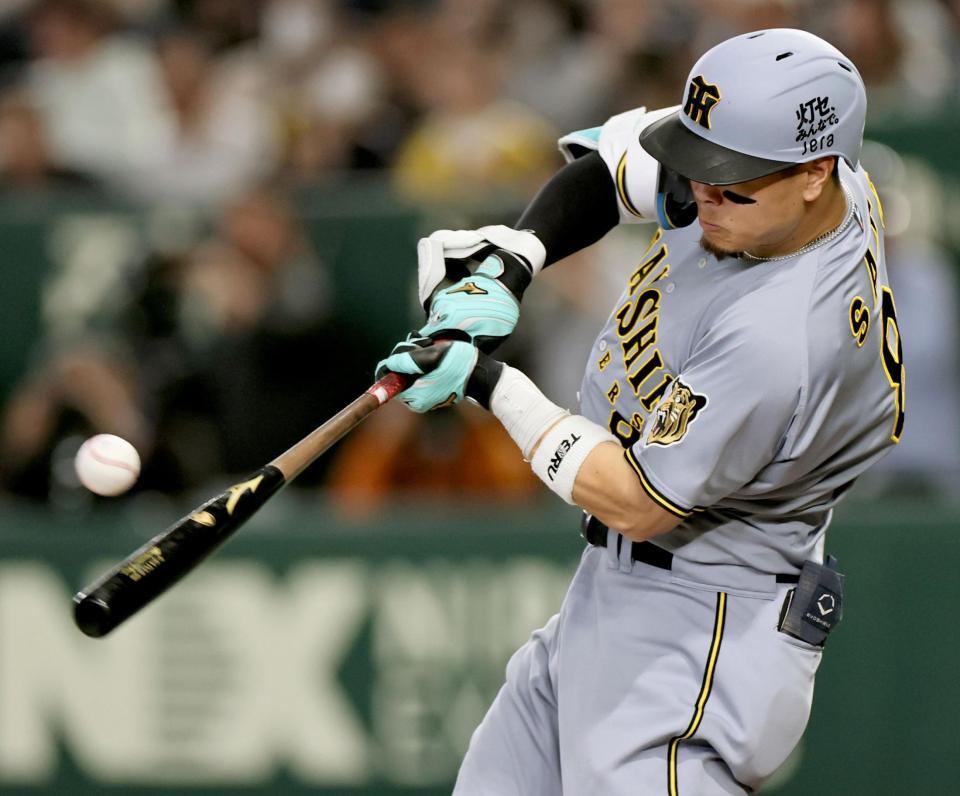 ６回、二塁打を放つ佐藤輝（撮影・田中太一）