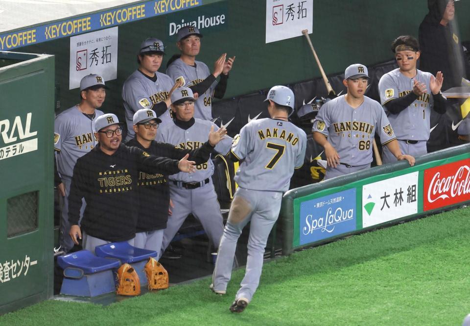 ８回、佐藤輝の右前適時打で二塁走者・中野が生還。笑顔を見せる藤川監督（左）＝撮影・佐々木彰尚