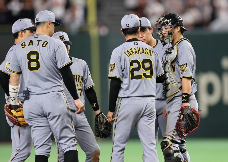 ５回、高橋がピンチを迎えマウンドに駆けよる伏見（撮影・田中太一）