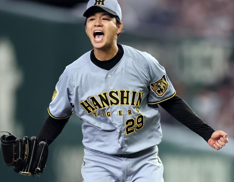 完封勝利を挙げ、雄たけびをあげる高橋（撮影・田中太一）