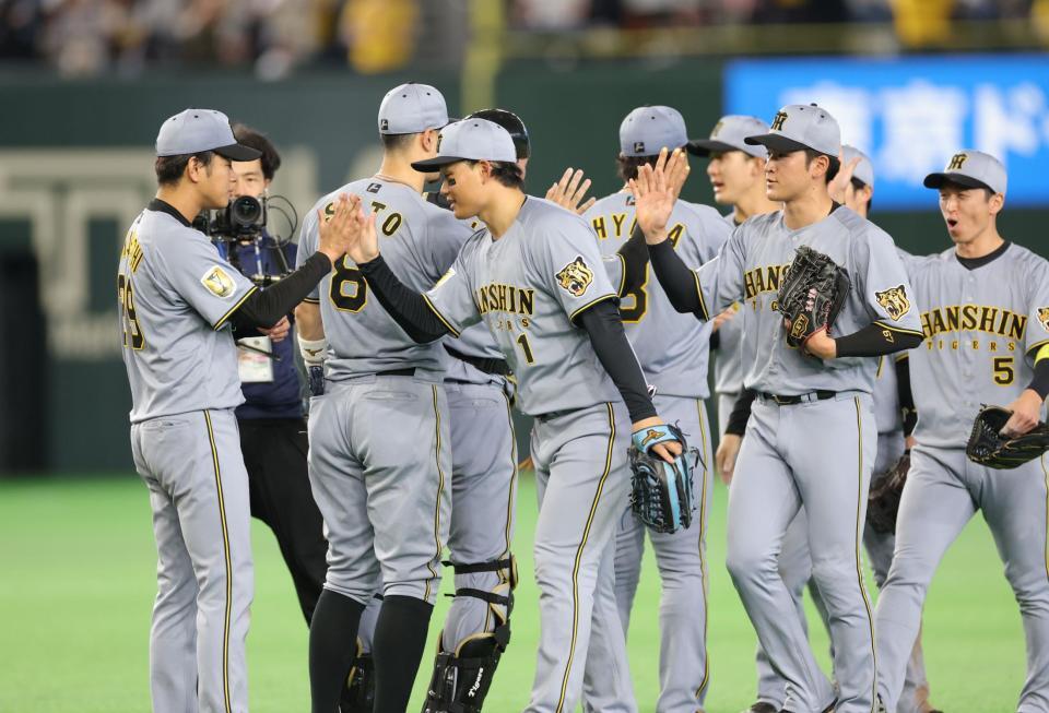 完封勝利でナインを迎えた高橋（左）＝撮影・西岡正