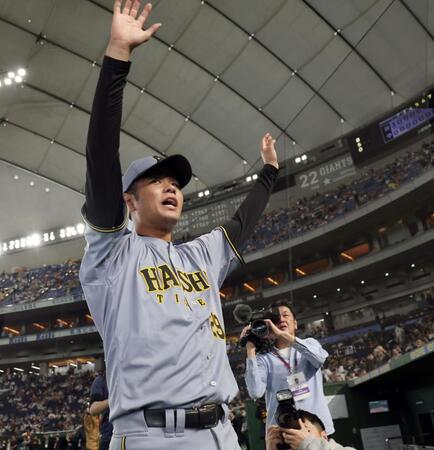 ヒーローインタビューを終え、ファンの声援に応える高橋（撮影・田中太一）