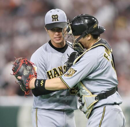 巨人を完封し、好リードの伏見と喜び合う高橋（撮影・田中太一）