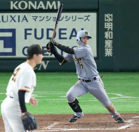 　８回、二塁打を放つ中野（撮影・金田祐二）