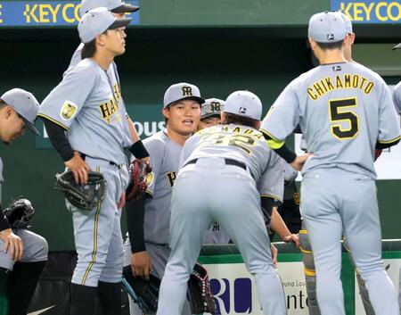 試合前円陣で声出しする森下（中央）＝撮影・西岡正