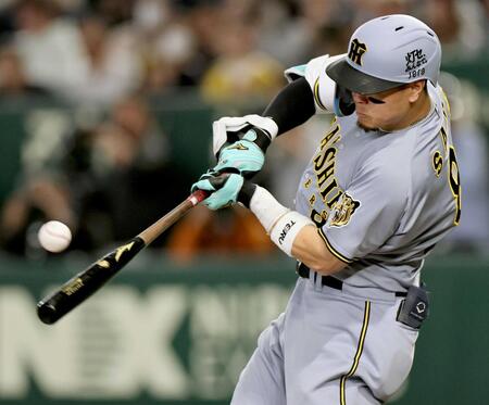 阪神・佐藤輝 連続三振から変身マルチ 今季初安打&初適時打「とりあえず1本出たんで良かった」新ポーズも披露