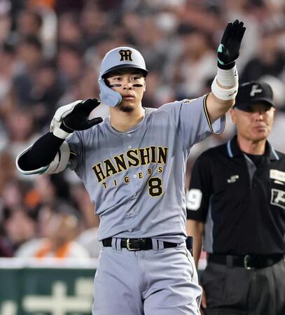 　８回、適時打を放ちポーズを決める佐藤輝（撮影・田中太一）