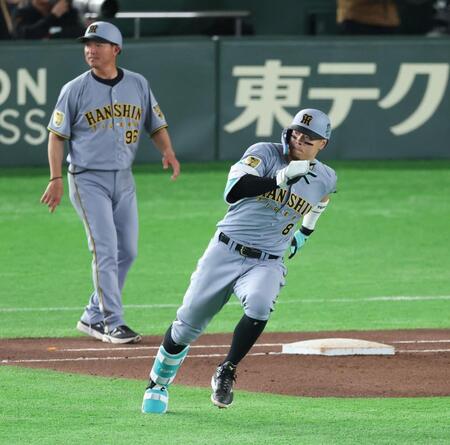 ６回、二塁打を放つ佐藤輝（撮影・金田祐二）