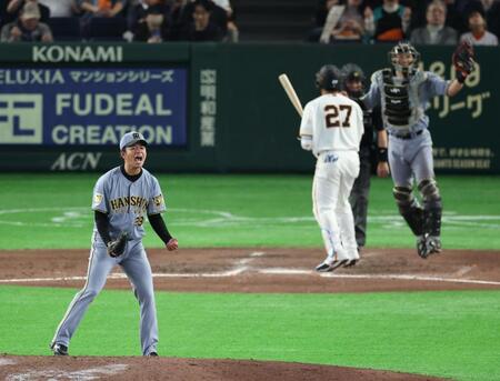 ９回、岸田を空振り三振にしとめ完封勝利。雄たけびをあげる高橋（撮影・金田祐二）