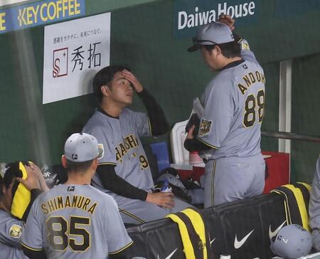 ７回終了時、安藤投手コーチと話す高橋（撮影・佐々木彰尚）