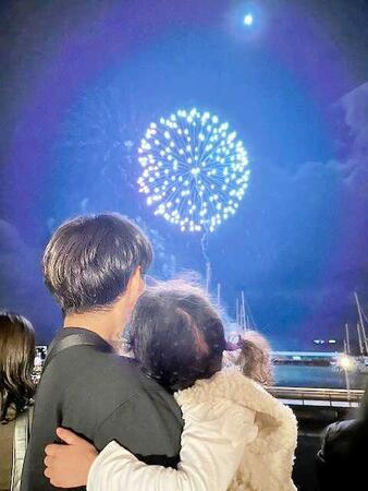 　花火を見る高橋親子（家族提供）