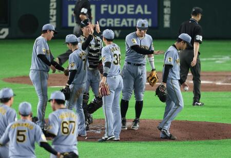 阪神　１６３８日ぶり完封勝利の高橋遥人　極限集中を物語ったワンシーンにファン注目　１人ベンチへ歩くも慌ててマウンドへ　近本が頭をポンポン