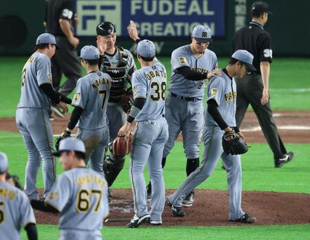 ２８日の今季初勝利を喜ぶ阪神ナイン（撮影・金田祐二）