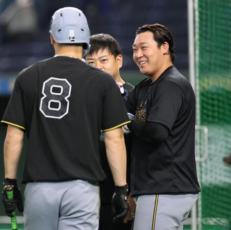 佐藤輝と話をする大山（撮影・田中太一）