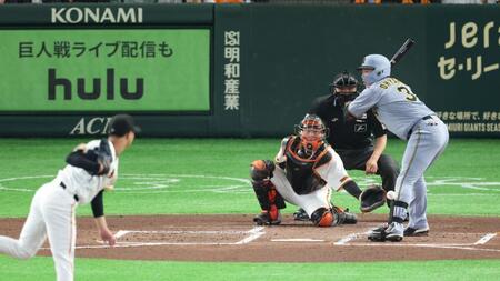 １回、死球を受ける大山（撮影・金田祐二）