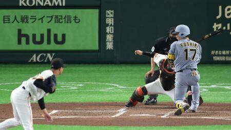 ２回、死球を受ける伏見（撮影・金田祐二）