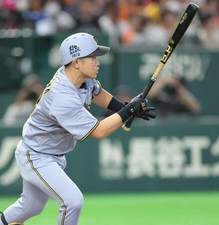 ３回、中越えに２点二塁打を放つ中川（撮影・西岡正）