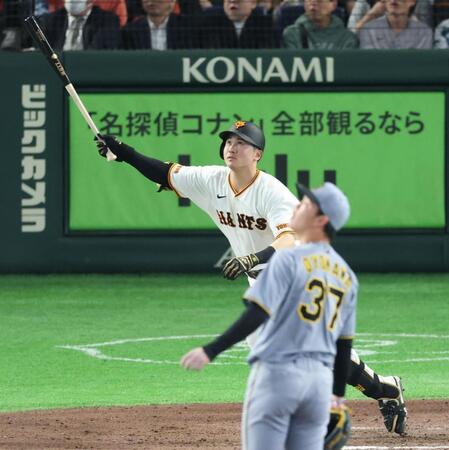 ７回、右越えに勝ち越しソロを放つ泉口（撮影・金田祐二）