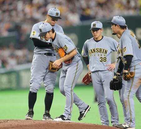 ３回、ダルベックに押し出し四球を与え、降板した伊藤将（撮影・西岡正）