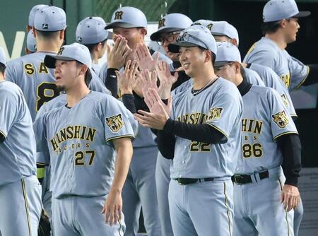 笑顔でナインを迎える藤川監督（撮影・金田祐二）