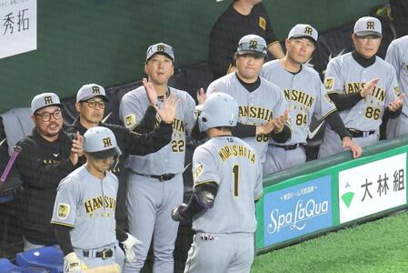 ９回、左越えにソロを放った森下を出迎える藤川監督（撮影・佐々木彰尚）