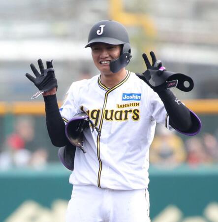 ３回、西純は左翼フェンス直撃の適時二塁打を放ち、「ジャガーポーズ」をとる（撮影・坂部計介）