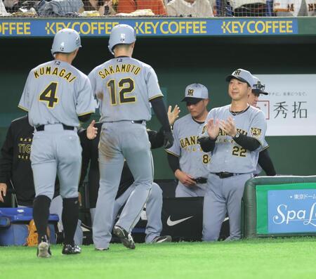 ８回、木浪の勝ち越し内野安打で生還した熊谷（４）、坂本（１２）を祝福する藤川監督（撮影・西岡正）