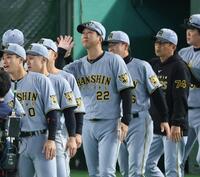 　ナインを迎える藤川監督（撮影・金田祐二）