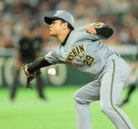 ５回、岸田の投手強襲打で安打を許した高橋（撮影・西岡正）