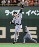 　１回、松本の打球を好捕する中野（撮影・田中太一）