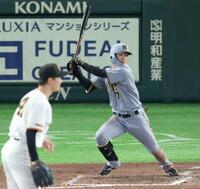 　８回、二塁打を放つ中野（撮影・金田祐二）