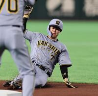 １回、敵失の間に三塁へすべり込む中野（撮影・田中太一）